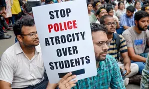 Under pressure, Kolkata Police lift barricades to allow junior doctors to march ahead