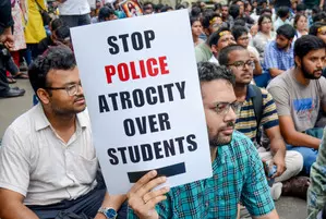Under pressure, Kolkata Police lift barricades to allow junior doctors to march ahead