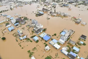 Flood-hit areas of Vijayawada remain marooned for 4th day Flood-hit areas of Vijayawada remain marooned for 4th day