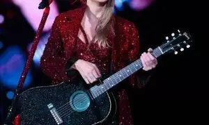 Taylor Swift arrives to cheer for beau Travis Kelce at Chiefs-Ravens game