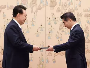 S. Korea gets new defence minister S. Korea gets new defence minister