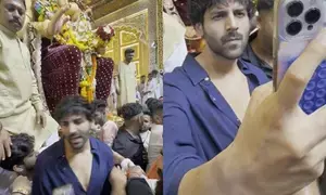 Kartik Aaryan seeks blessings at Lalbaugcha Raja