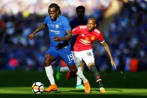 Luton Town sign former Chelsea wing-back Victor Moses