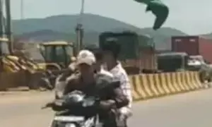 Ktaka Police detains four minors for raising Palestinian flag while riding bike