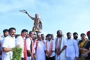 Telangana CM unveils Rajiv Gandhi’s statue, dares BRS to touch it Telangana CM unveils Rajiv Gandhi’s statue, dares BRS to touch it