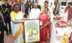 President Droupadi Murmu visits Indore’s Mriganayani Emporium, meets tribal artists