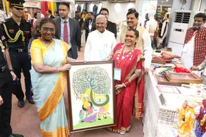 President Droupadi Murmu visits Indore’s Mriganayani Emporium, meets tribal artists