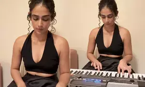 Aakanksha Singh enchants fans with piano cover of Hawayein from  Jab Harry Met Sejal