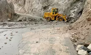 Continuous heavy showers cause landslides in northern Bengal