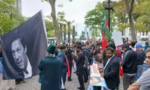 Imran Khans supporters protest outside UN as Sharif speaks at UNGA