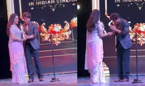 When Shah Rukh Khan met his beautiful mentor on the IIFA stage