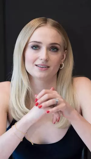Sophie Turner opens up on playing a glamorous diamond thief in Joan Sophie Turner opens up on playing a glamorous diamond thief in Joan