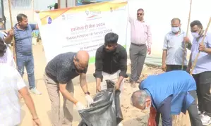 Sulabh International organises cleanliness campaign outside Safdarjung railway station
