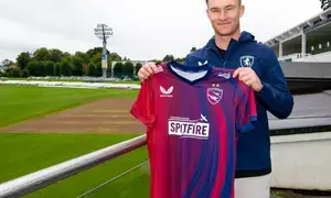 Cricket: Kent sign Chris Benjamin on a three-year contract