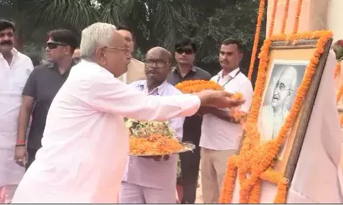 Bihar Chief Minister Nitish Kumar Pays Tribute to Mahatma Gandhi on His Birth Anniversary at Gandhi Maidan