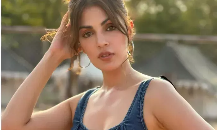 Delhi Police Summons Rhea Chakraborty in Rs 500 Crore HiBox App Scam Investigation Delhi Police Summons Rhea Chakraborty in Rs 500 Crore HiBox App Scam Investigation