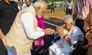 In a rare gesture, PM spends few moments with octogenarian BJP leader Veena Bhatia in Thane