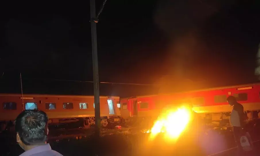 Train Collision in Tamil Nadu: Mysore-Darbhanga Express Hits Freight Train, Coaches Catch Fire