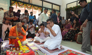 Gujarat Home Minister performs Shastra Puja at Surat police headquarters