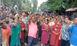 Protests turn violent after official commits suicide in Kerala (Lead)