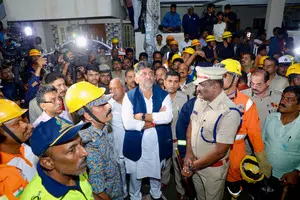 Bengaluru rains: One body recovered, 21 feared trapped as under-construction building collapses (Lead) Bengaluru rains: One body recovered, 21 feared trapped as under-construction building collapses (Lead)