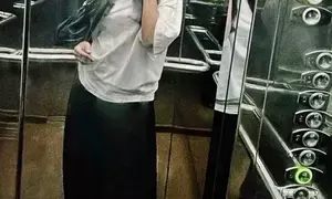 Karisma Kapoor takes an elevator selfie to say ‘goodnight’