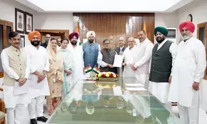 BJP leaders meet Punjab Guv, seeks timely lifting of paddy