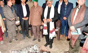 Himachal CM relish ‘siddu’ with honey during overnight stay in remote Dodra Kwar