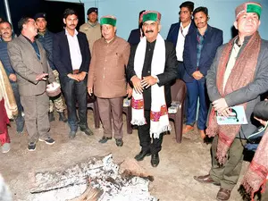 Himachal CM relish ‘siddu’ with honey during overnight stay in remote Dodra Kwar