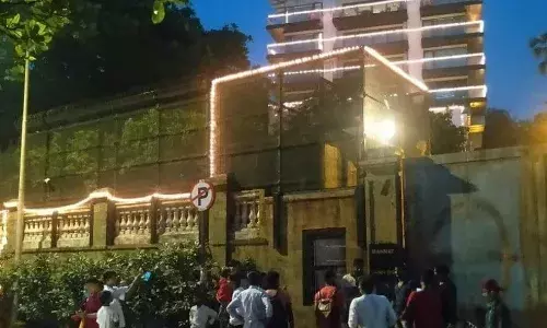Shah Rukh Khan’s Iconic Mannat Shines Bright for Diwali, Fans Gather for Grand Celebration