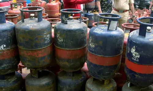 Commercial LPG Cylinder Prices Increased by Rs 62 On The Day After Diwali Commercial LPG Cylinder Prices Increased by Rs 62 On The Day After Diwali