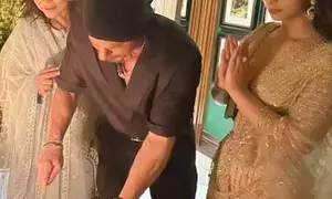 Gauri Khan shares picture from SRK’s birthday celebrations