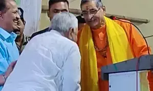 Former BJP MP RK Sinha’s praise moves Nitish Kumar to touch his feet