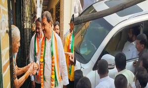 Maha Congress accuses CM of holding road show during voting, demands FIR