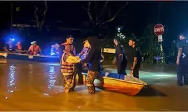 Floods displace over 98,000, kill three in Malaysia