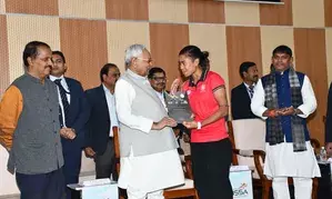 Nitish Kumar felicitates Indian Women’s Hockey Team in Patna