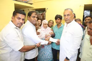 K’taka health minister visits victims family, says working sincerely to prevent maternal deaths