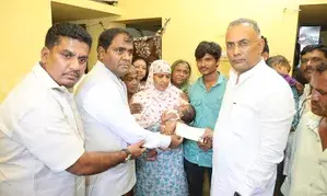 K’taka health minister visits victims family, says working sincerely to prevent maternal deaths