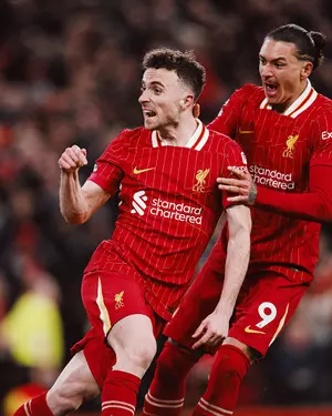 Premier League: Ten-man Liverpool rescue 2-2 draw with Fulham