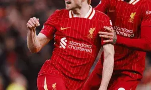 Premier League: Ten-man Liverpool rescue 2-2 draw with Fulham