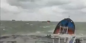 One dead after two Russian oil tankers damaged due to bad weather (Lead)