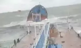 Two Russian oil tankers with 29 on board damaged due to bad weather