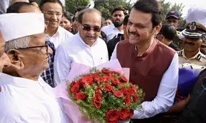Maha CM Fadnavis meets Anna Hazare, gets invite to visit Ralegan Siddhi