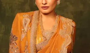 Raveena Tandon cherishes old memories with Shah Rukh Khan