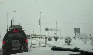 J&K Police rescue stranded passengers amid snowfall