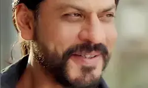 SRK jets off to undisclosed location to celebrate New Year immediately after arriving in Mumbai