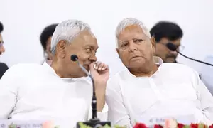 Nitish Kumar responds with folded hands to Lalus invite for joining Mahagathbandan