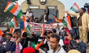 Protests intensify in Bihar against BPSC 70th PT Exam; political support grows (Ld)