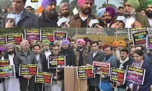 Delhi: Congress protests against AAP govt over unfulfilled promises to women
