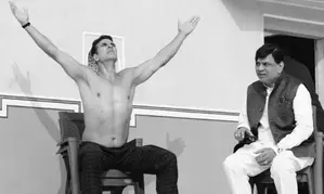 Akshay Kumar, Paresh Rawal soak in winter sun during Bhooth Bangla shoot